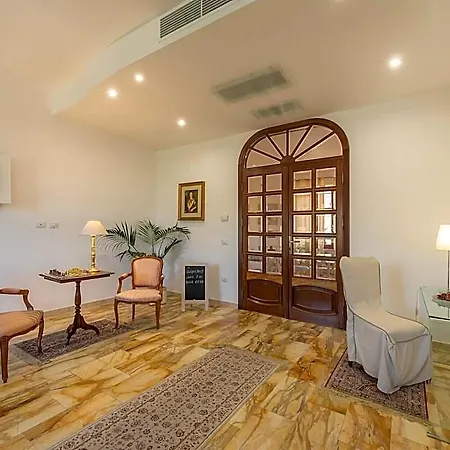 Iole Apartment